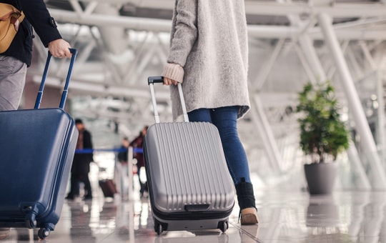 Tuyệt đối không nhận xách hộ đồ tại sân bay